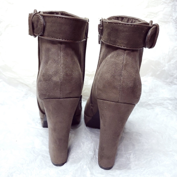 Booties - Size 6 - Picture 3 of 3